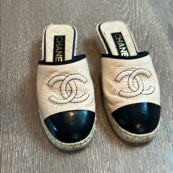 Interlocking CC Chanel logo Lambskin Espadrille Mule - Picture 1 of 6